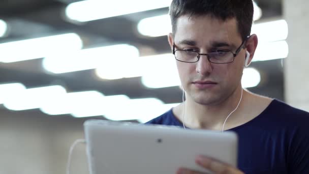 Joven con la tableta — Vídeo de stock