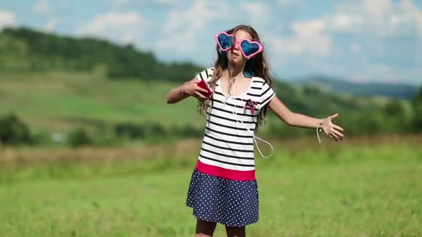 Jolie fille avec des stands de smartphone — Video