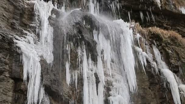 Красивый ледяной водопад — стоковое видео