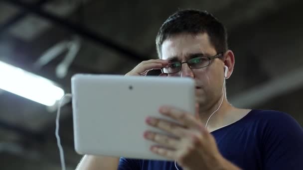 Man with white tablet pc — Stock Video