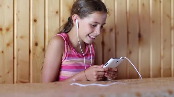 Lány kommunikál keresztül smartphone — Stock videók