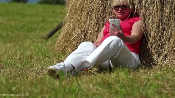 Mujer se comunica a través de smartphone — Vídeos de Stock