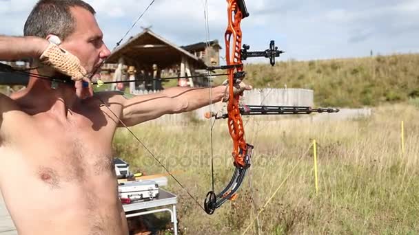 Entrenamiento del hombre en tiro con arco — Vídeo de stock