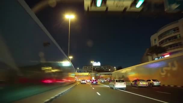 Проезд по желтому туннелю в Дубае — стоковое видео
