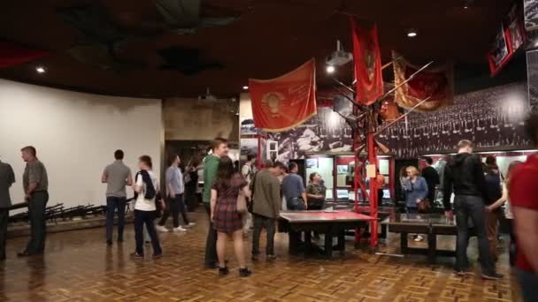 Orang-orang di museum nasional sejarah Ukraina — Stok Video