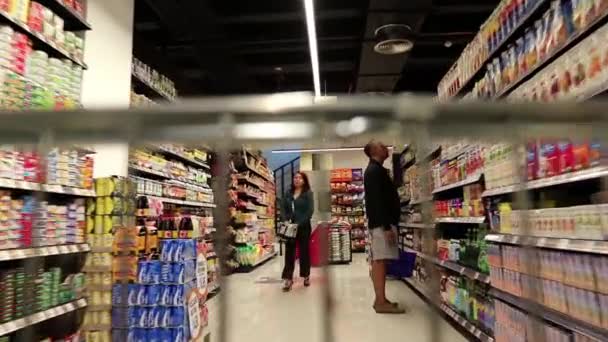 Counters met goederen in supermarkt — Stockvideo