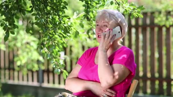 Senior vrouw gesprekken op mobiele telefoon — Stockvideo