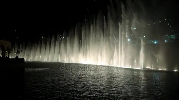 Singing fountains nära skyskrapan Burj Khalifa — Stockvideo