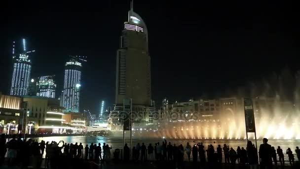 Люди возле поющих фонтанов — стоковое видео