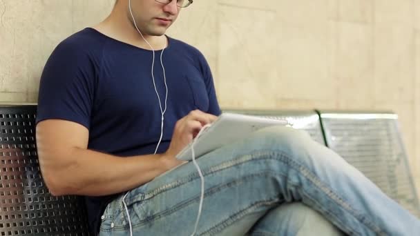 Hombre con tableta pc — Vídeo de stock