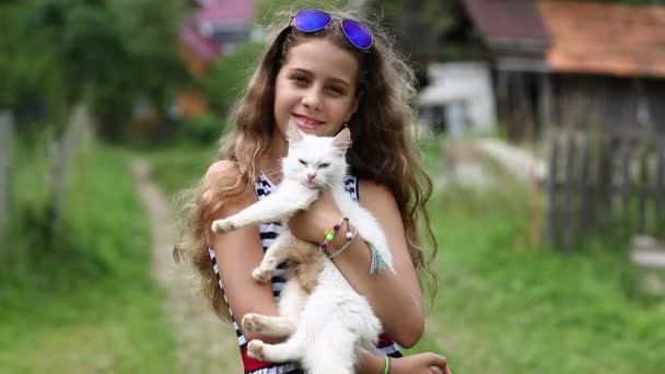 Mooi meisje houdt in handen kat — Stockvideo