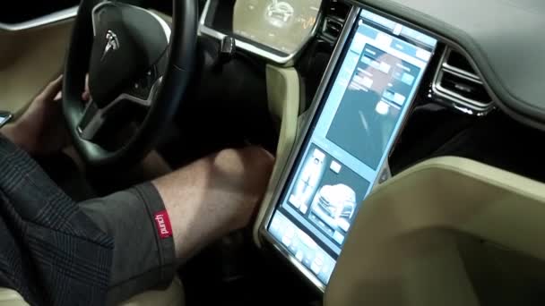 Uomo dentro Tesla electromobile — Video Stock