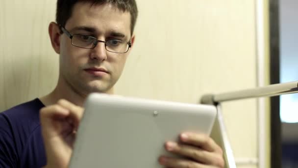 Mann mit Tablet sitzt auf Bank — Stockvideo