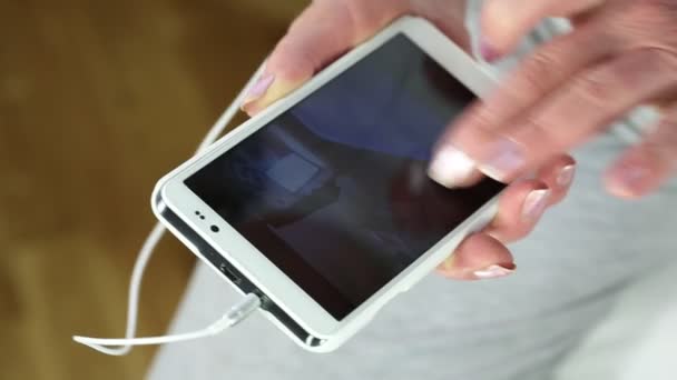  mains de femme utilise smartphone 