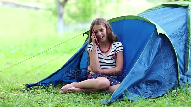 Menina bonita fala no smartphone — Vídeo de Stock