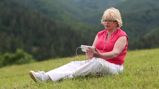 Mujer utiliza teléfono inteligente — Vídeos de Stock