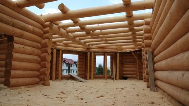 Строительство деревянного дома — стоковое видео