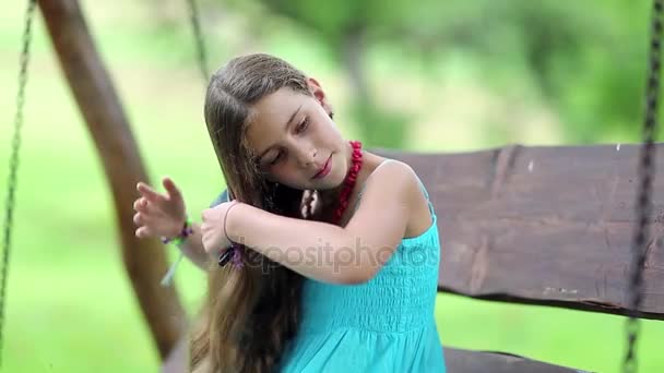 Девушка расчесывает длинные волосы — стоковое видео