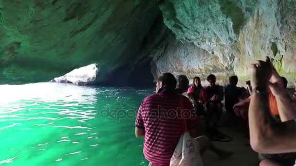 Pessoas em lancha dentro da gruta — Vídeo de Stock