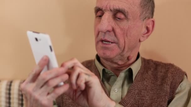 Man with smartphone speaks — Stock Video