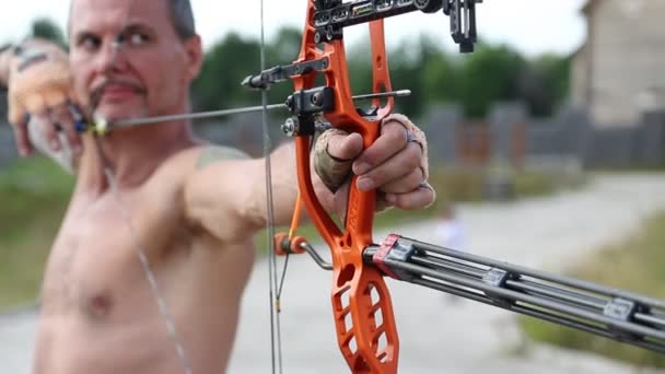 Entrenamiento del hombre en tiro con arco — Vídeos de Stock