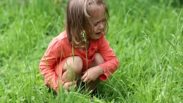 Little girl sits and crying — Stock Video