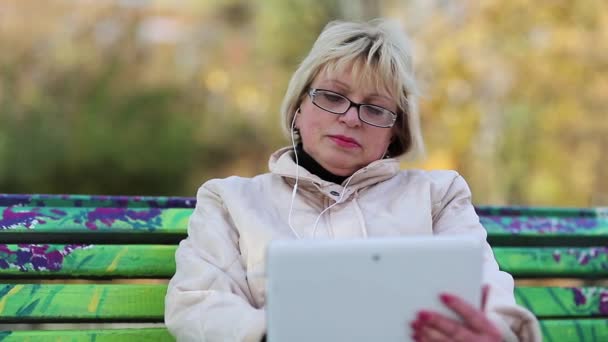 Blonde vrouw maakt gebruik van witte tablet — Stockvideo