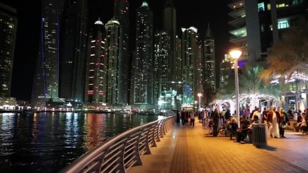 Människor som gick på natten waterfront — Stockvideo
