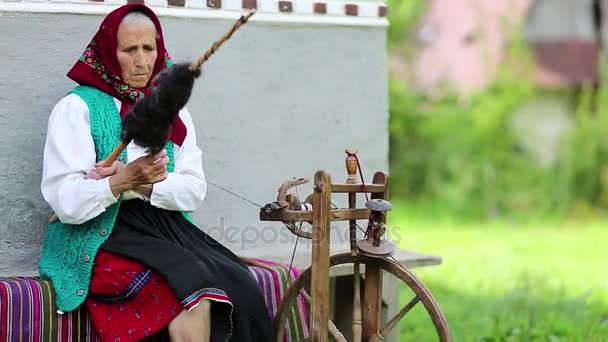 Mulher idosa trabalha com distaff — Vídeo de Stock