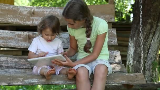 Маленькие девочки с помощью планшета — стоковое видео