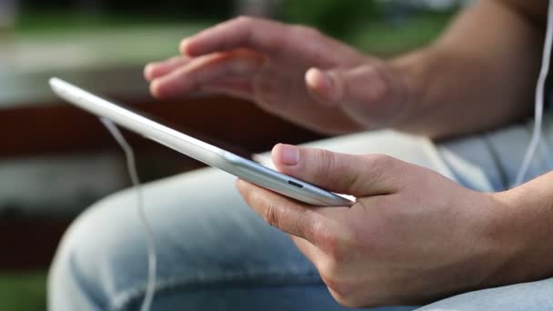 Man holds tablet pc — Stock Video