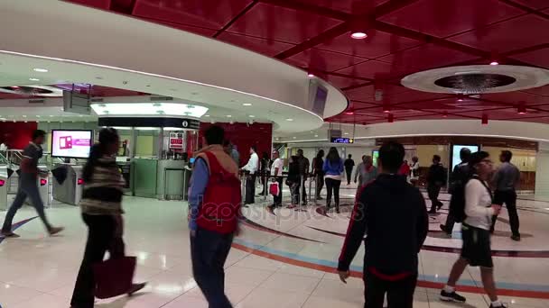 People inside Dubai metro station — Stock Video