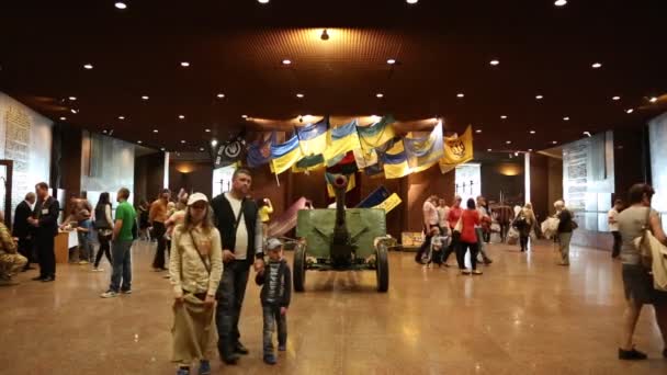 La gente en el museo nacional de la historia de Ucrania — Vídeo de stock