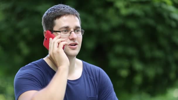 Hombre adulto habla en el teléfono inteligente — Vídeos de Stock