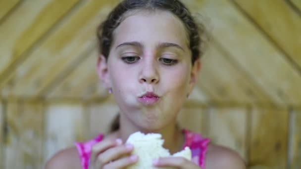 Menina come pão branco — Vídeo de Stock