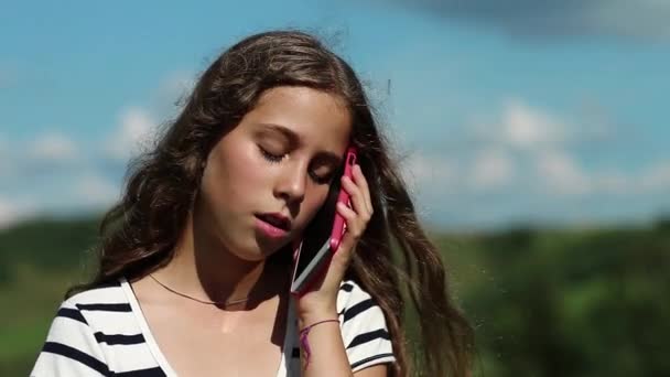 Chica habla en el teléfono inteligente — Vídeo de stock
