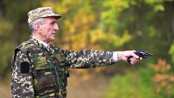 Senior soldat med revolver — Stockvideo