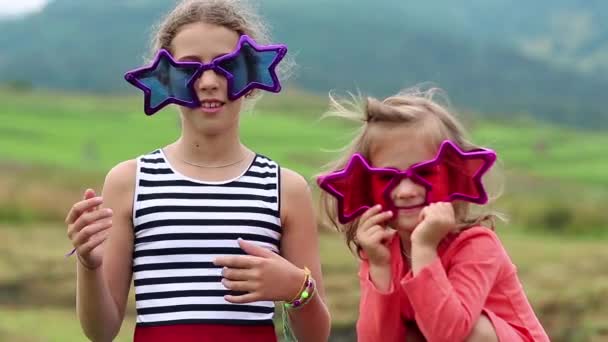Fröhliche Mädchen mit großen Gläsern — Stockvideo