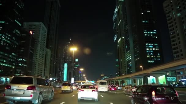 Dubai stad traffic's nachts — Stockvideo