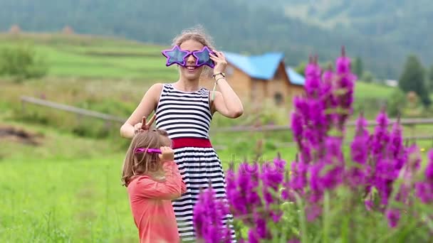 Dos chicas en gafas hace muecas — Vídeos de Stock