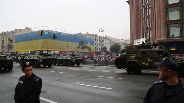 Ceremoniële parade van militaire hardware in Kiev — Stockvideo