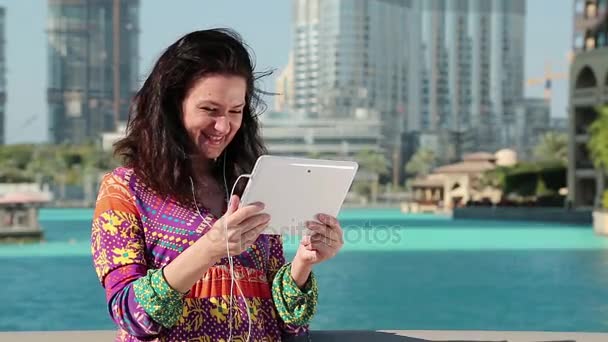 Vrouw communiceert via tablet — Stockvideo