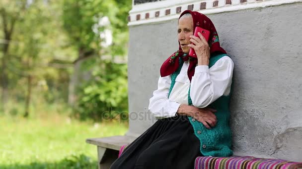 Senior vrouw gesprekken op mobiele telefoon — Stockvideo