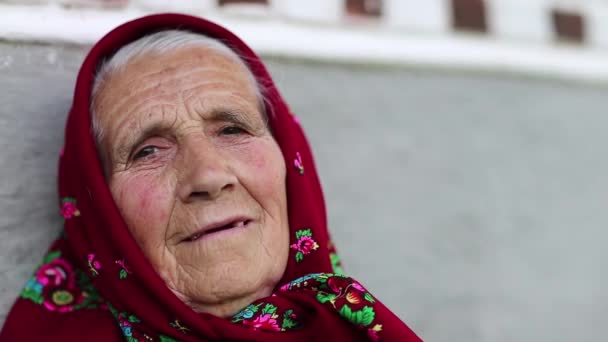 Senior woman in kerchief — Stock Video