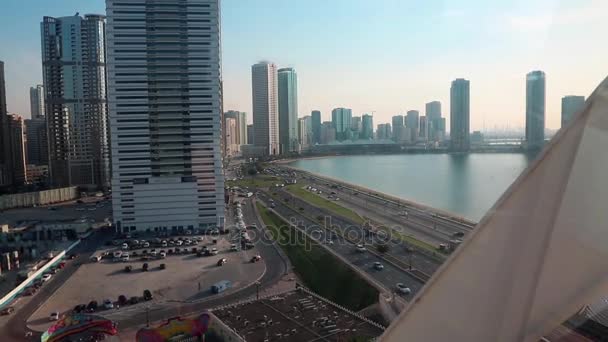 Vista de la ciudad de Sharjah a través de la ventana — Vídeo de stock