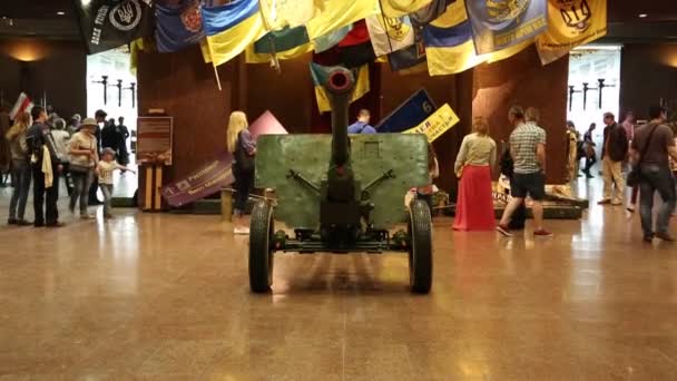 La gente en el museo nacional de la historia de Ucrania — Vídeo de stock