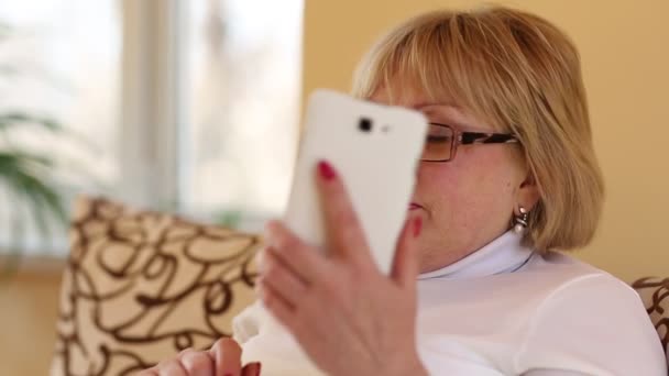 Mulher loira com smartphone — Vídeo de Stock
