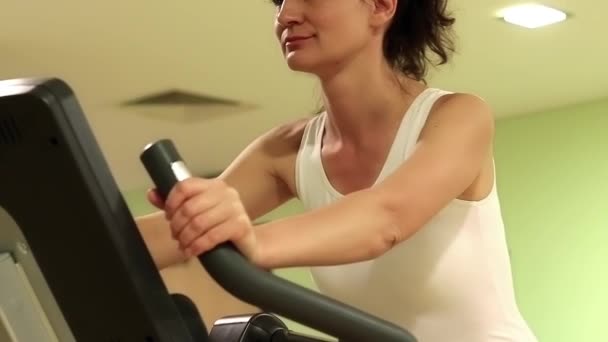 Mulher treina em ginásio . — Vídeo de Stock