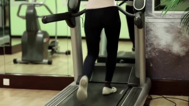Frau trainiert auf Laufband — Stockvideo