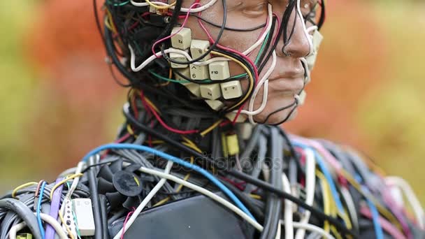 Escultura humana hecha de alambres eléctricos — Vídeo de stock